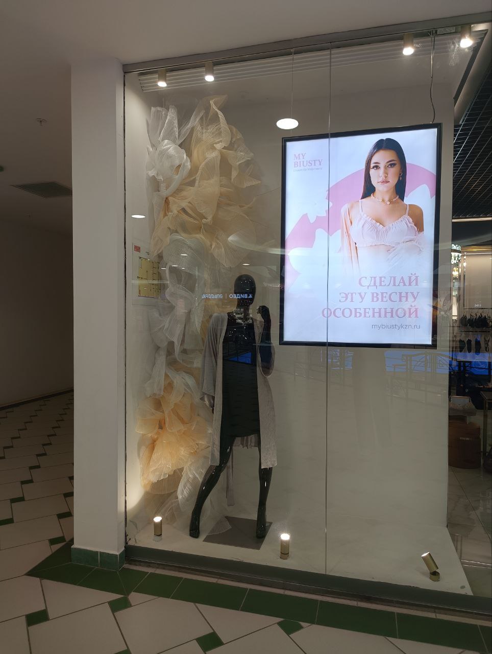 Бренд декор витрины